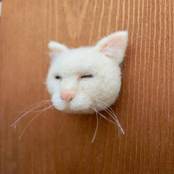【受注制作】小さい小さい眠り猫の顔ブローチ 3枚目の画像