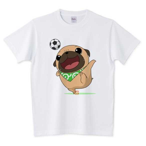 色・サイズ豊富 サッカーをするパグ（フォーン）5.6オンスTシャツ（ぱぐ グッズ） 1枚目の画像