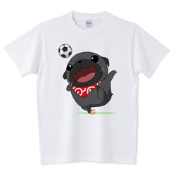 色・サイズ豊富 サッカーをするパグ（黒パグ）5.6オンスTシャツ（ぱぐ グッズ） 1枚目の画像