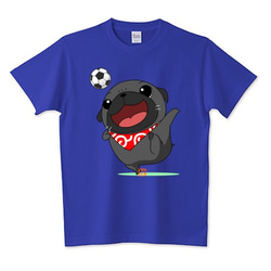 色・サイズ豊富 サッカーをするパグ（黒パグ）5.6オンスTシャツ（ぱぐ グッズ） 3枚目の画像