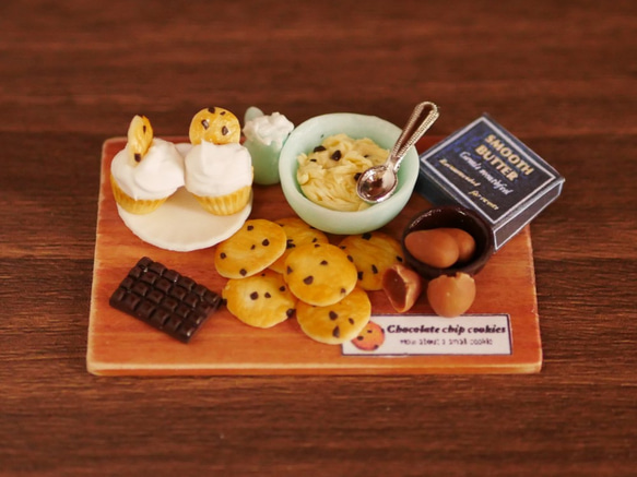 お菓子作りチョコチップクッキーのミニチュア 1枚目の画像