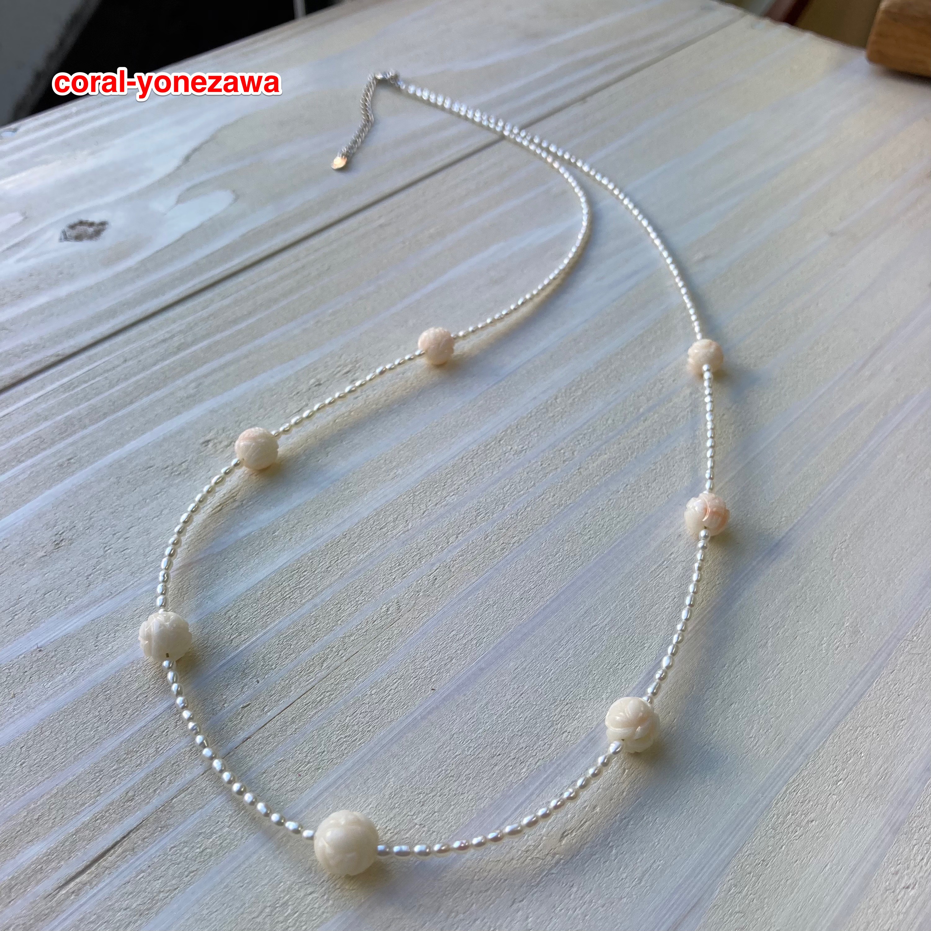 デザインネックレス・珊瑚彫刻がポイントに.大人可愛い