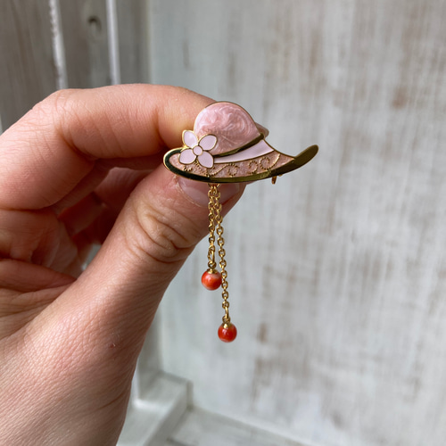 赤サンゴブローチ.小ぶりなぼうし ブローチ Mindchiechie 通販  