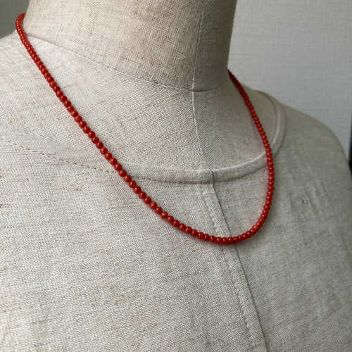 赤珊瑚ネックレス留金k18.約3ミリ玉の珊瑚 ネックレス・ペンダント