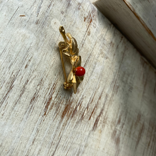 赤サンゴブローチ.ゴールドフラワー4.27 ブローチ Mindchiechie