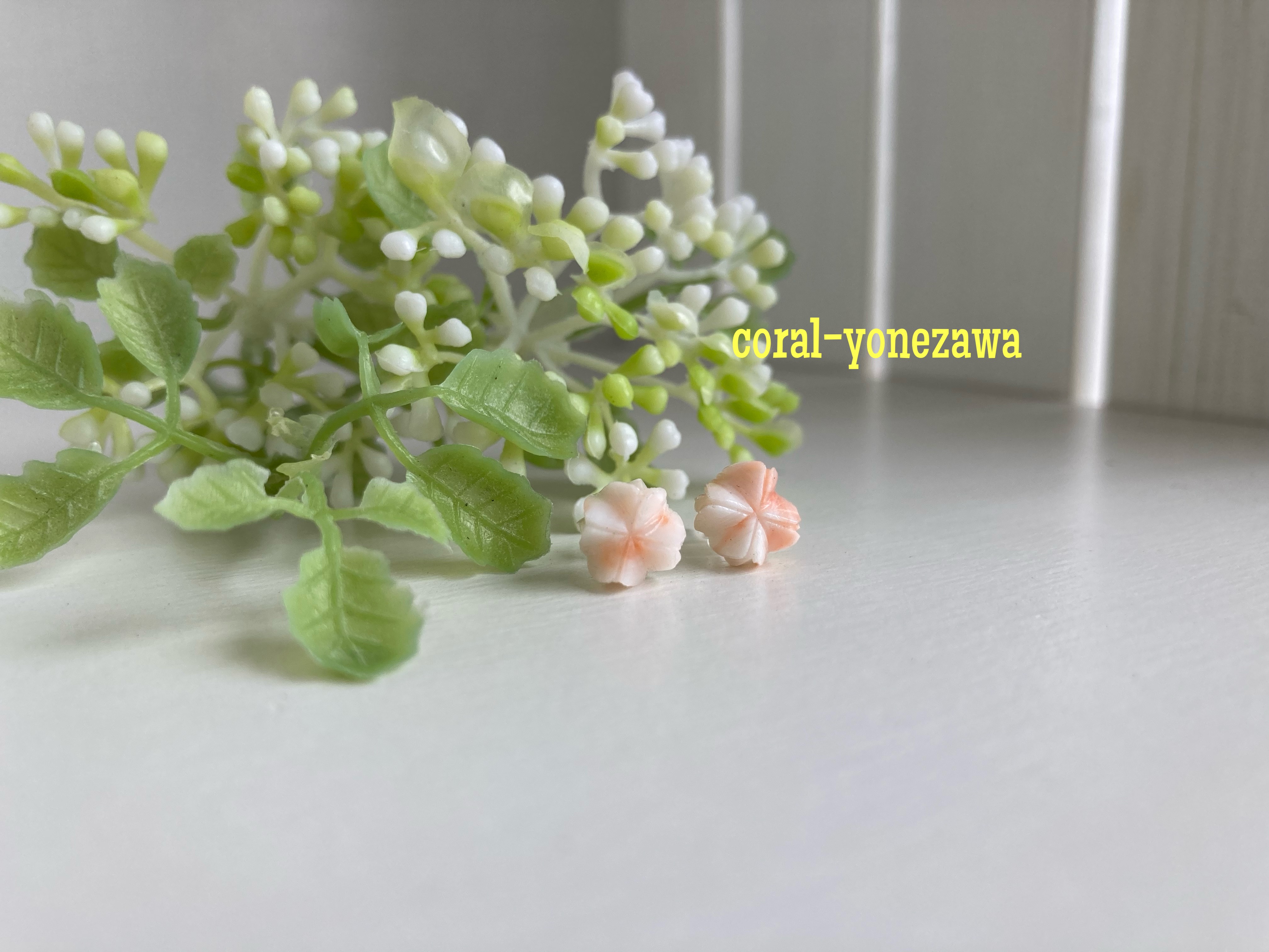 珊瑚ピアスk18.シリコンキャッチ.小花彫刻