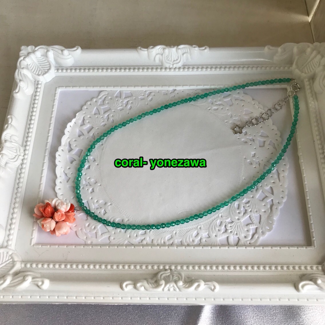 キラッと光る「緑メノウ」と「お花coral」ネックレス