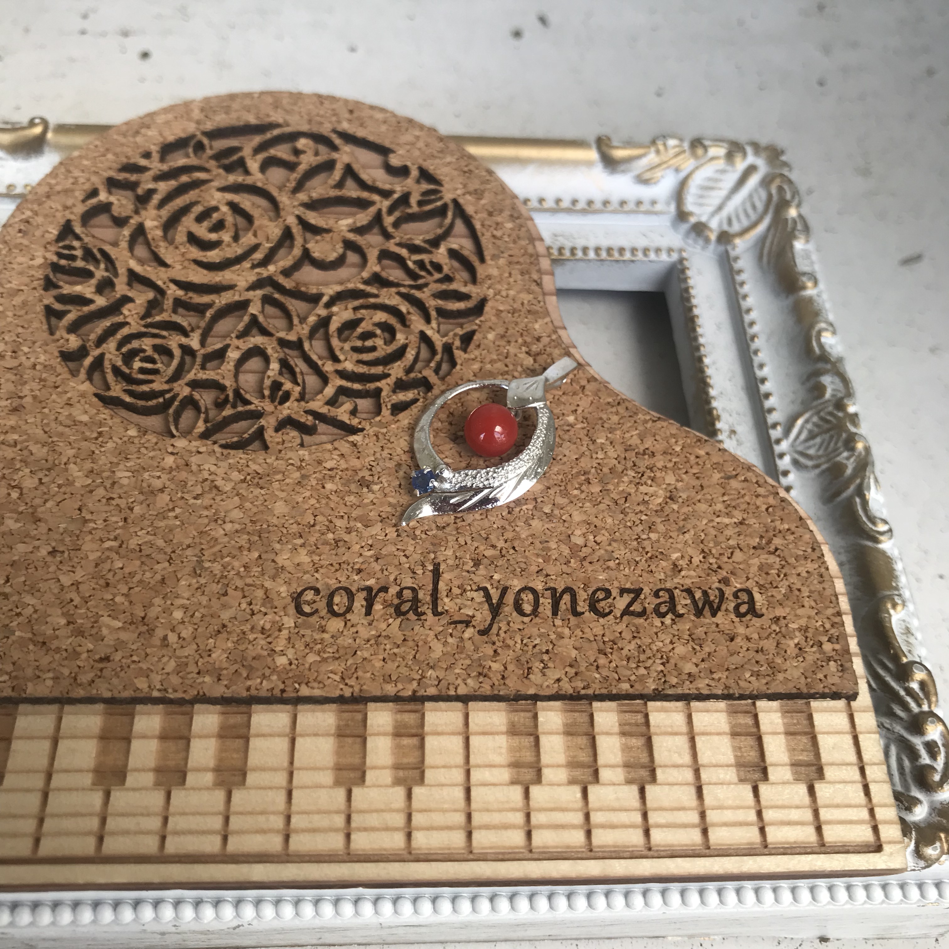 トップk14ＷG サファイア.赤珊瑚ペンダント