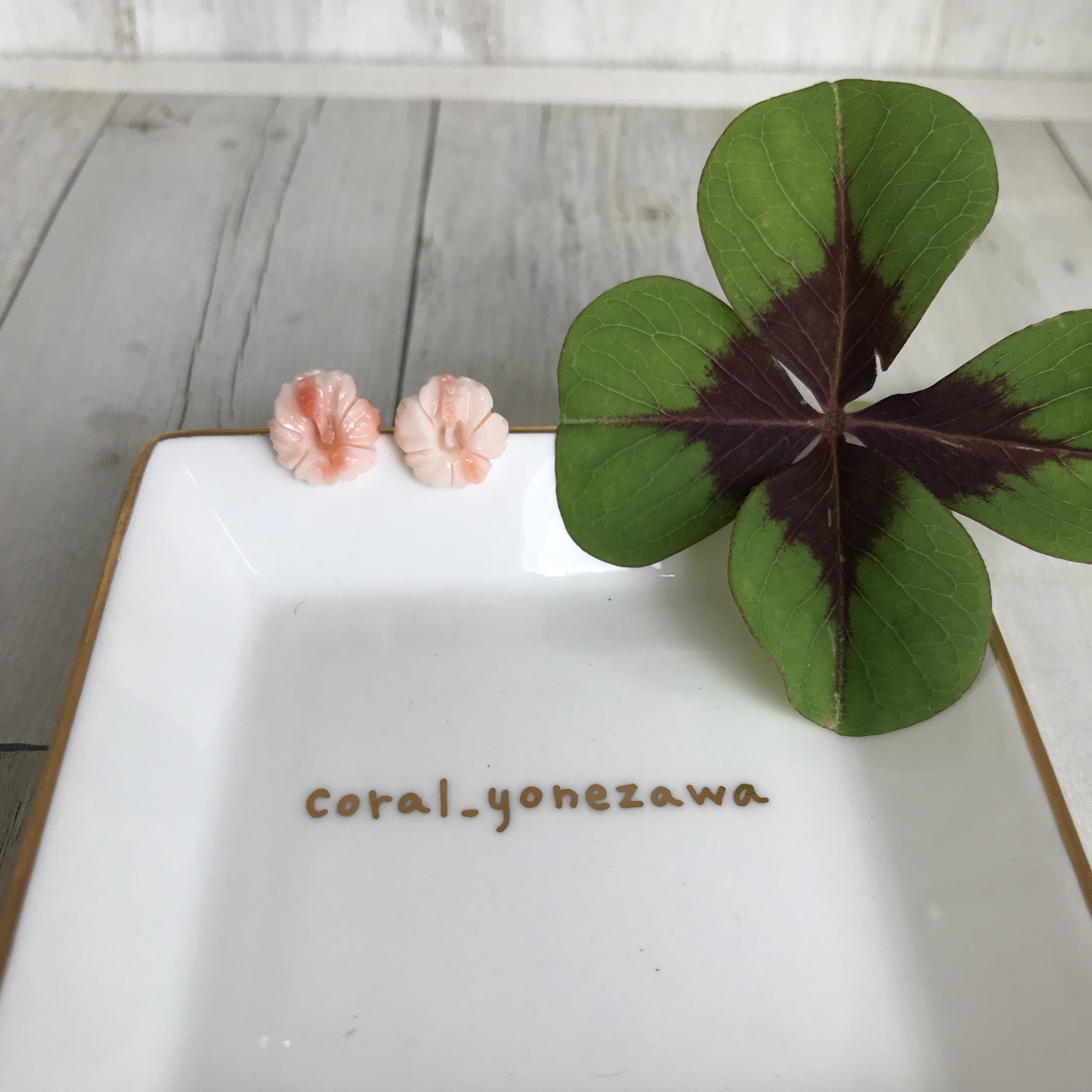 ハイビスカス.珊瑚ピアス