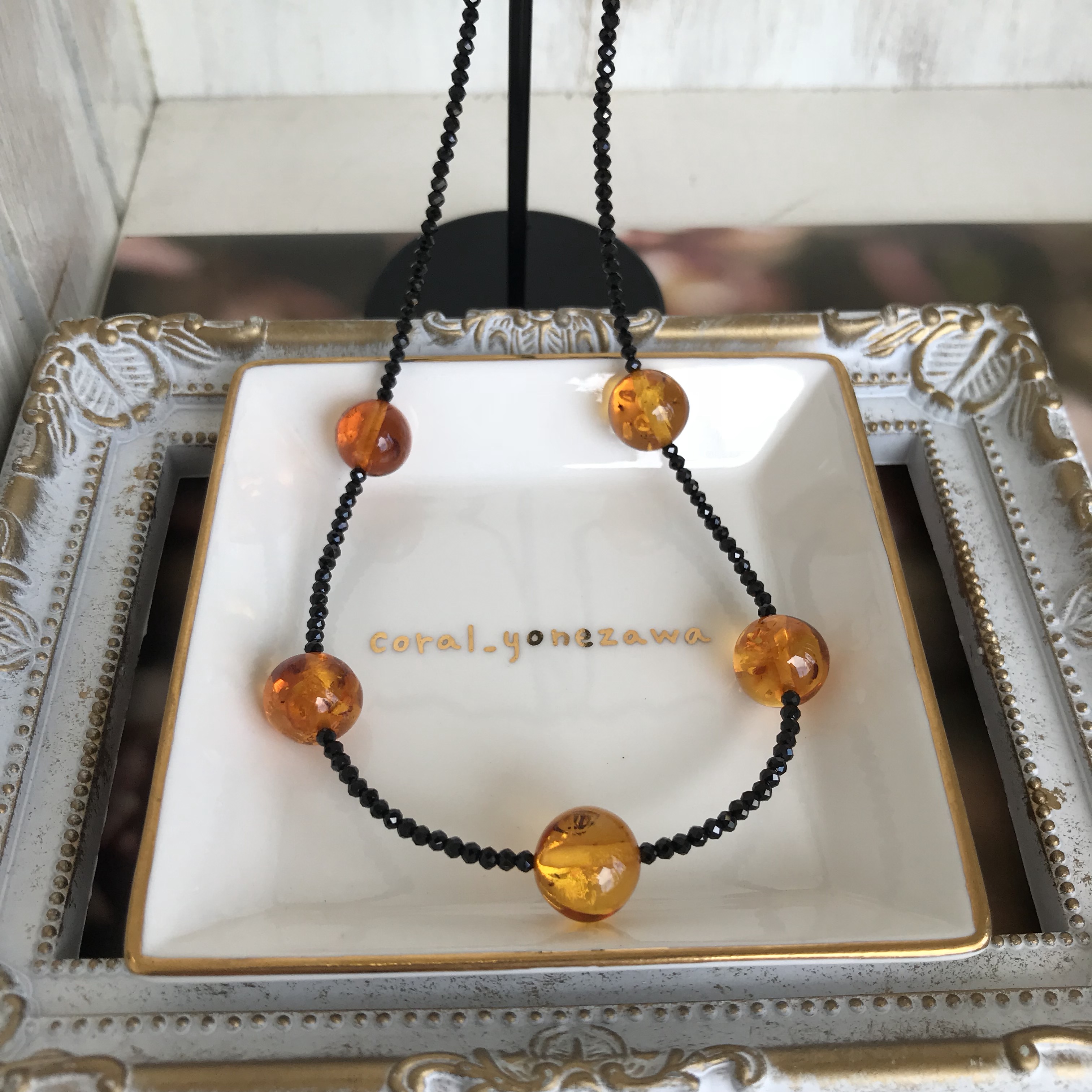 ブラックスピネル.琥珀ネックレス〜秋宵〜