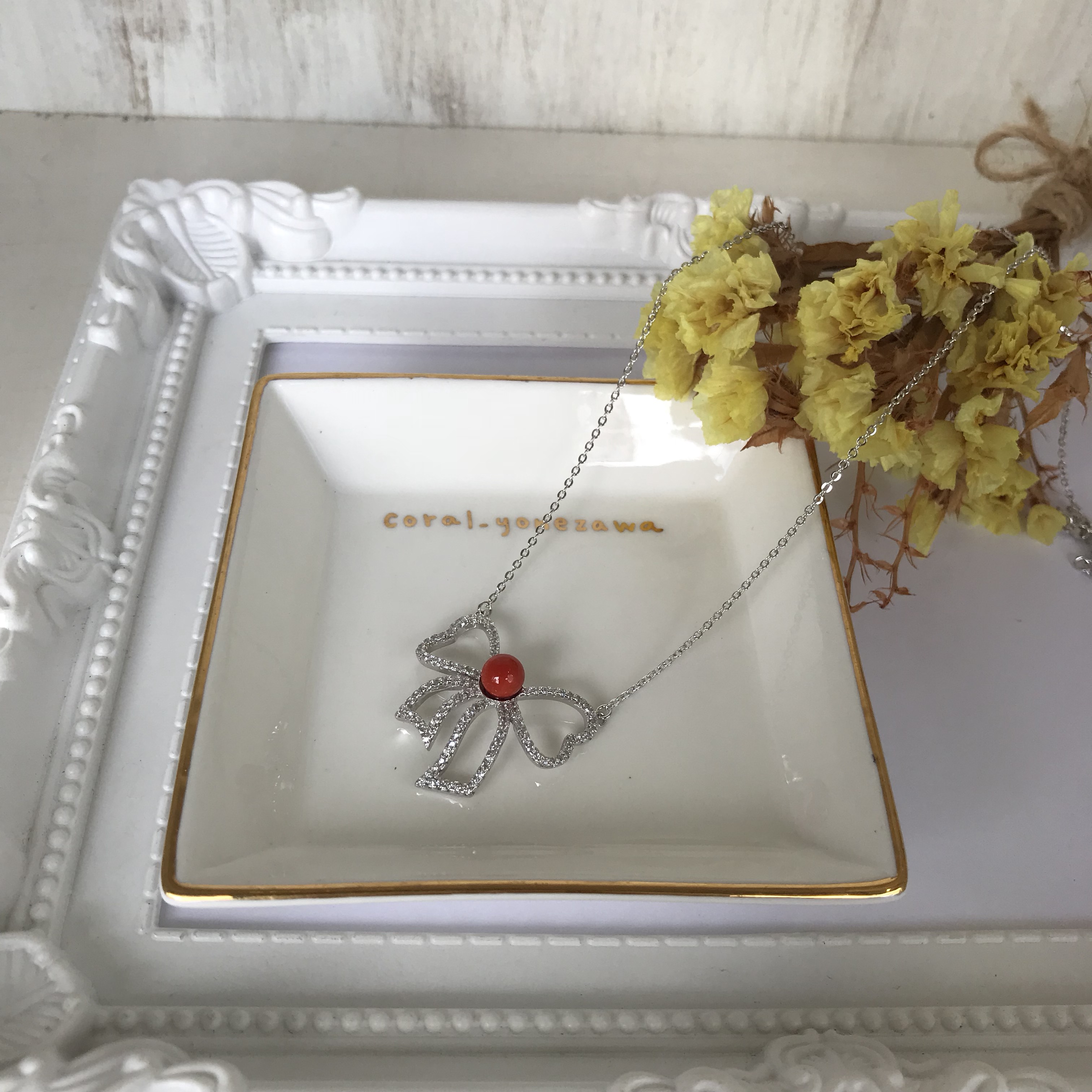 シルバーりぼん形に赤珊瑚〜チェーンペンダント〜