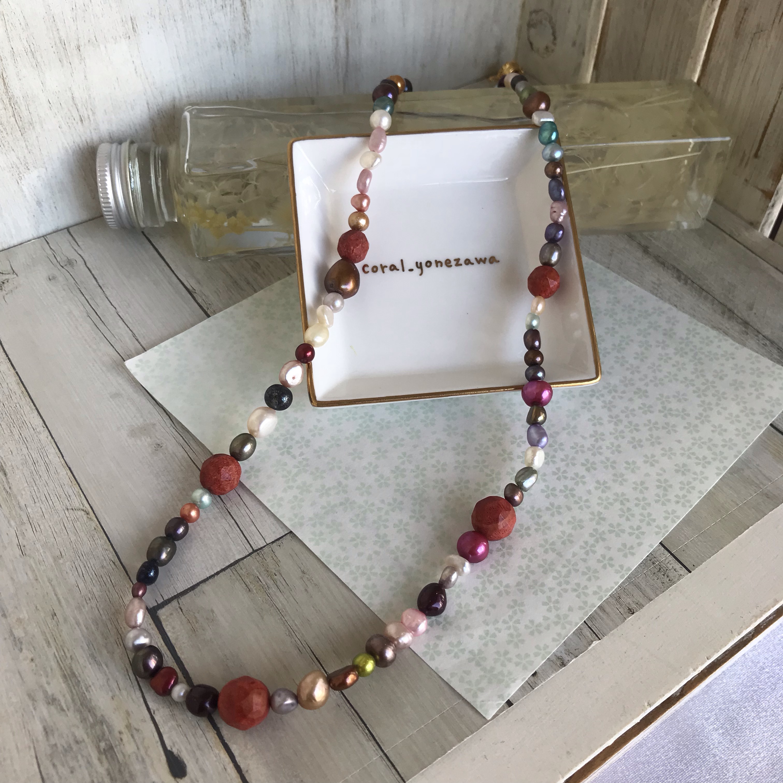 カラフルな淡水パール《イソバナサンゴ入り》