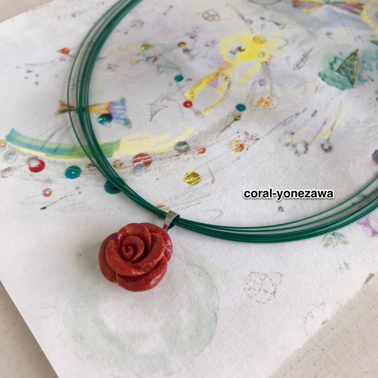 グリーン色ワイヤーネックレス.トップにイソバナサンゴ