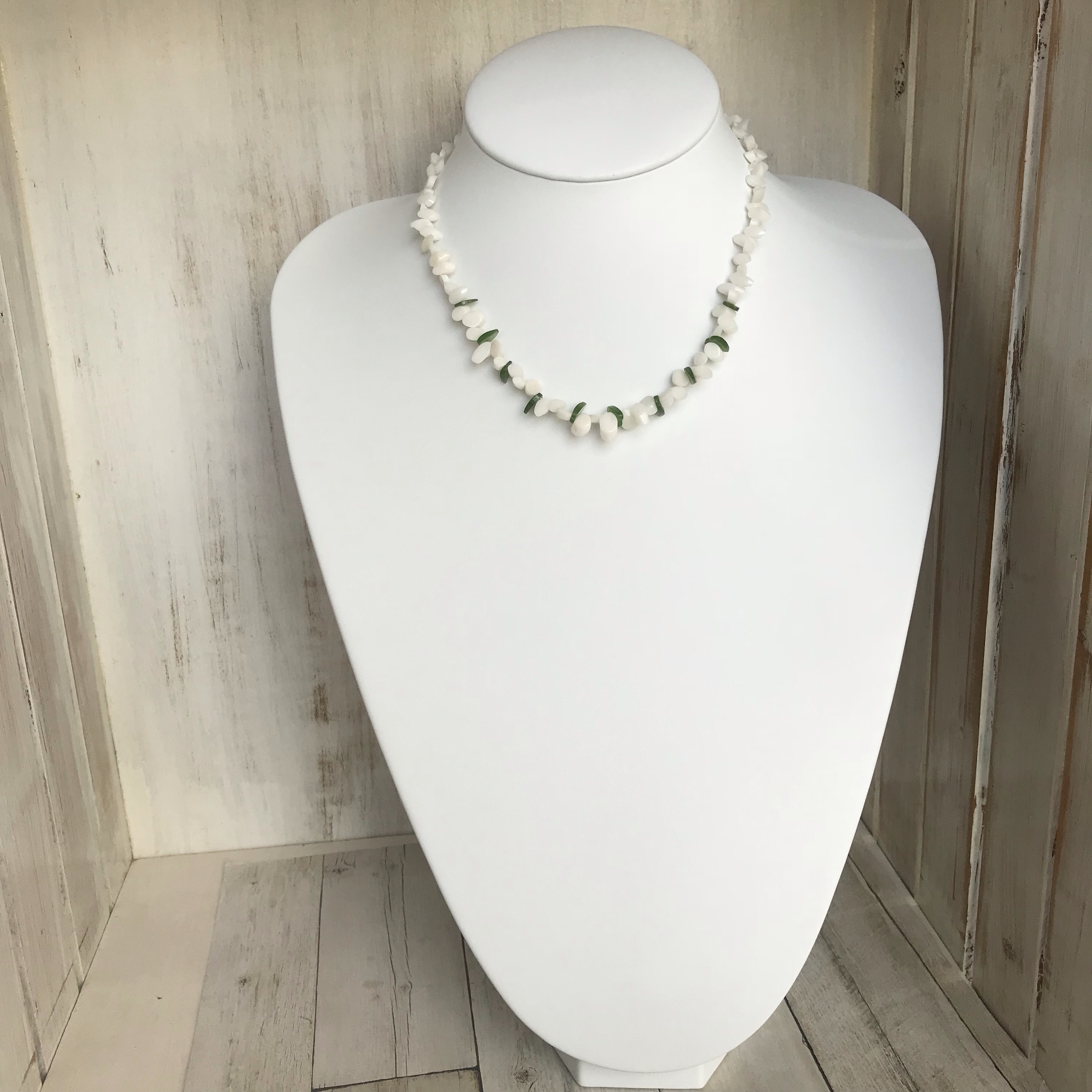 ホワイトcoralネックレス