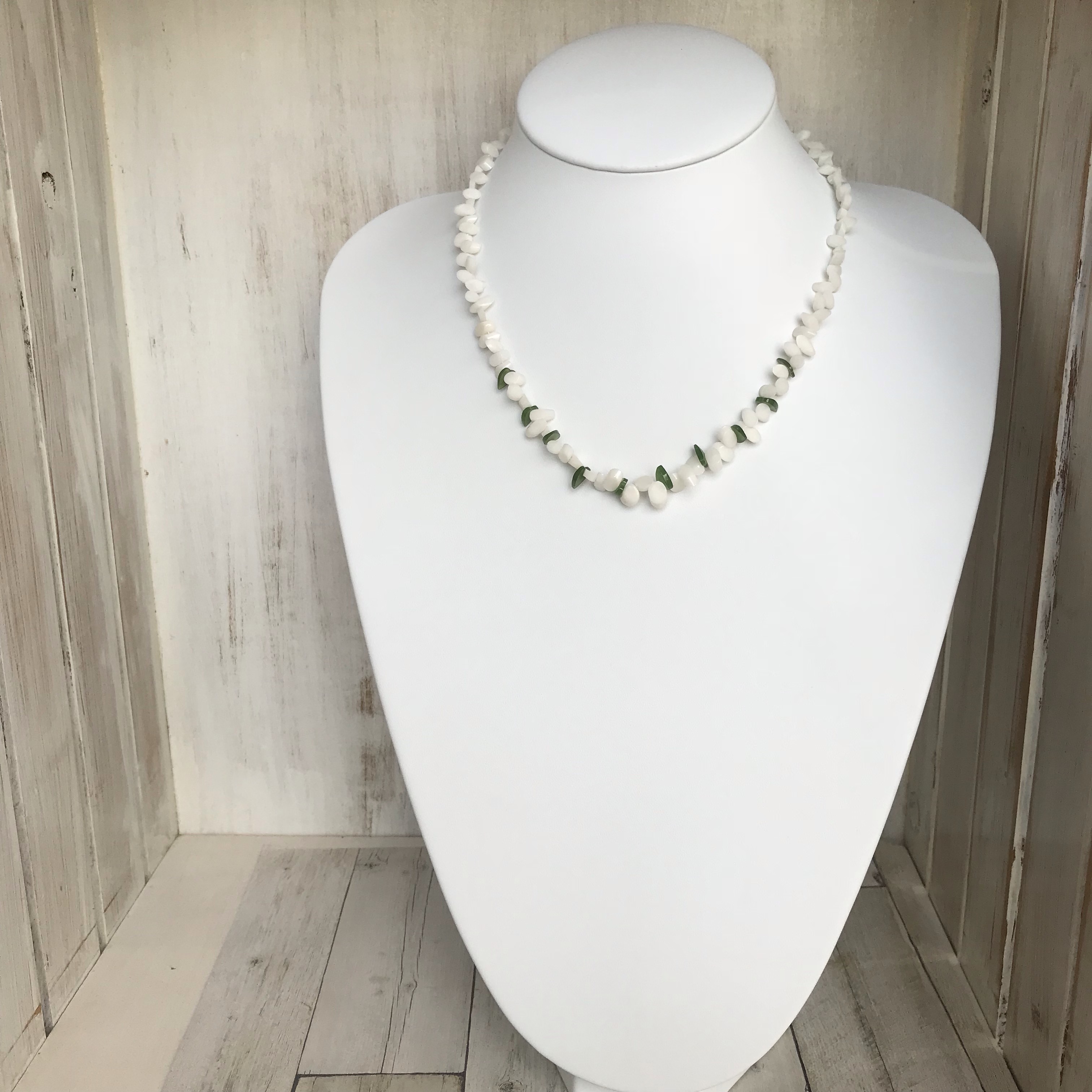 ホワイトcoralネックレス