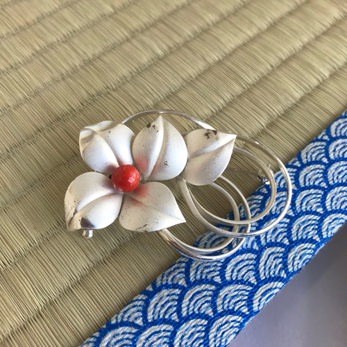 赤い珊瑚の花形ブローチ 粘ろ