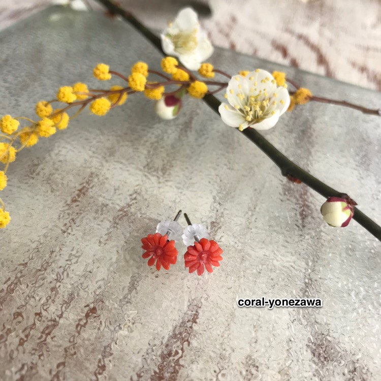 落ち着きのある赤色珊瑚.チタンピアス