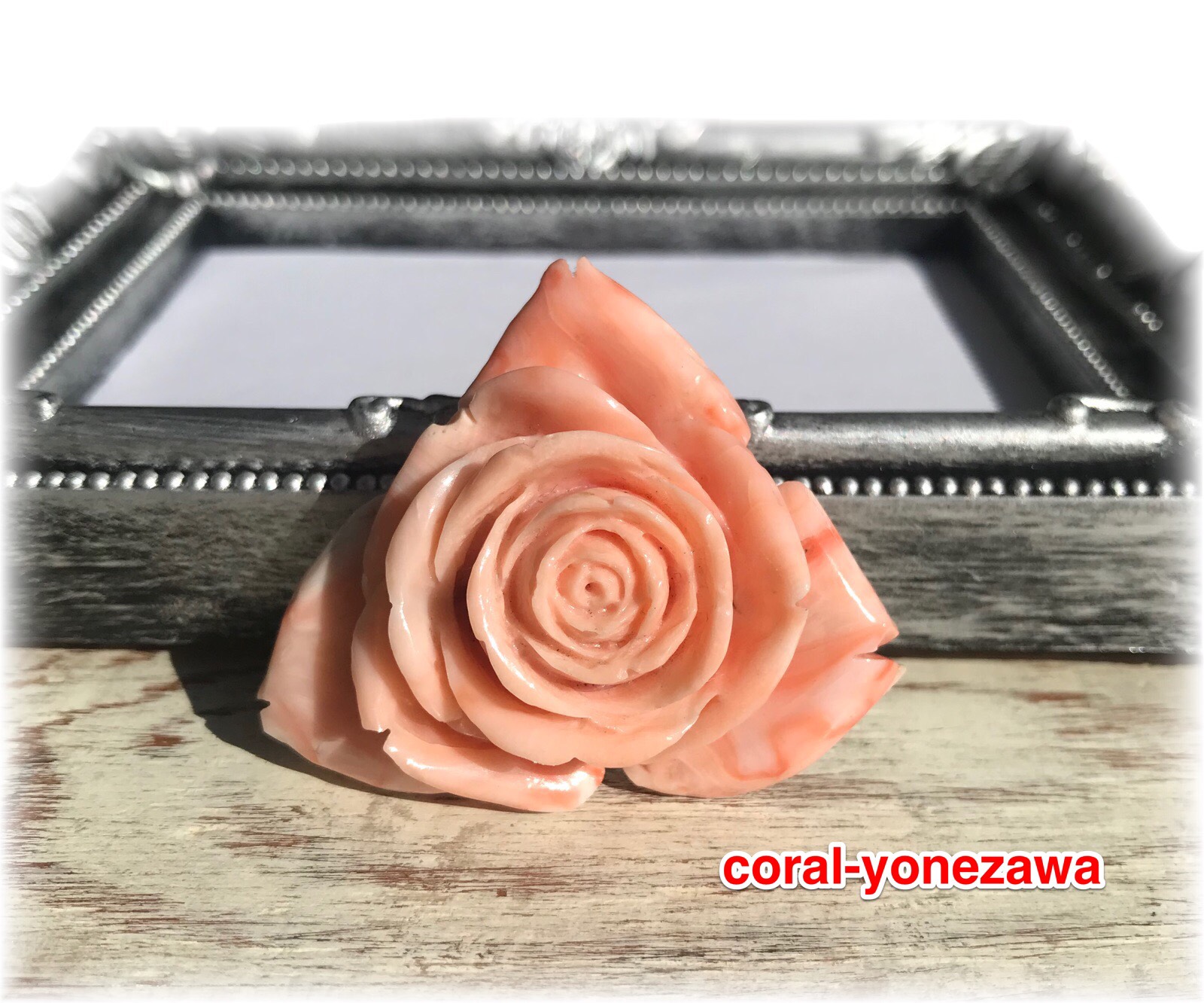 ボリュームのある珊瑚ブローチW帯留