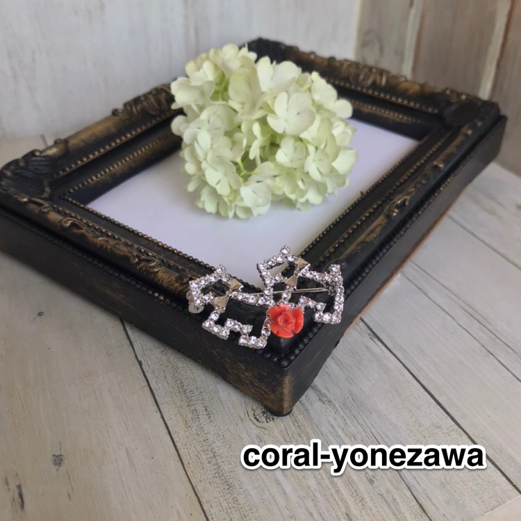 ダブル犬♪♪もも色珊瑚ブローチ♪♪