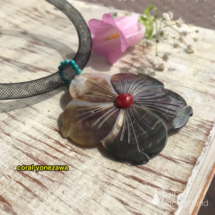 大ぶりな【蝶貝.赤珊瑚.ターコイズ】メッシュネックレス