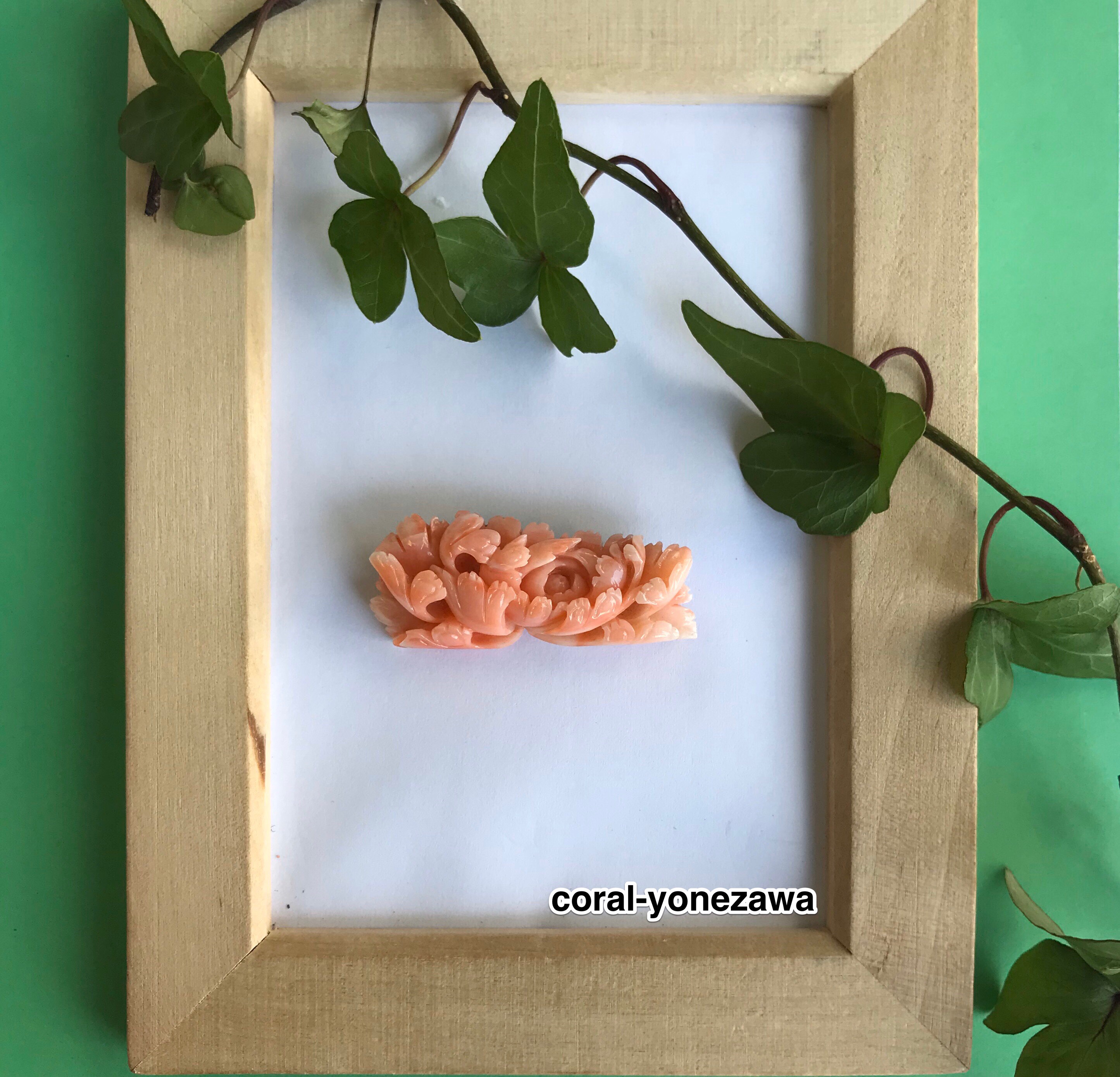 珊瑚ブローチ.和彫.花