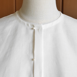 ホワイトリネンのシンプルドレスシャツ【長袖・比翼・ノーカラー丸襟・貝ボタン】 3枚目の画像