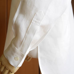 ホワイトリネンのシンプルドレスシャツ【長袖・比翼・ノーカラー丸襟・貝ボタン】 5枚目の画像