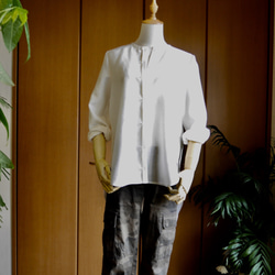ホワイトリネンのシンプルドレスシャツ【長袖・比翼・ノーカラー丸襟・貝ボタン】 8枚目の画像