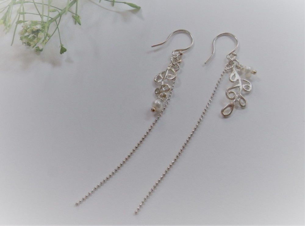 シルバー（925）植物と淡水パールのロングピアス