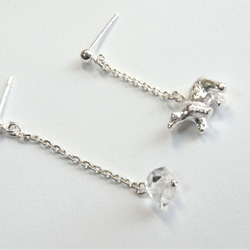 シルバーSV925　ホッキョクグマとハーキマーダイヤモンドのアシンメトリーピアス 2枚目の画像