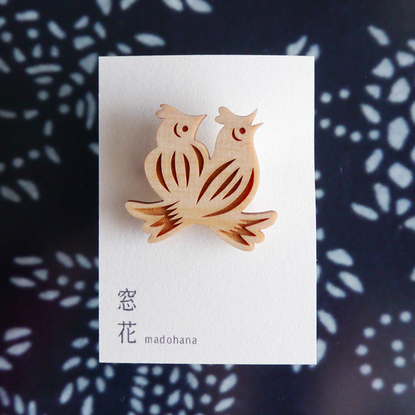 日本柏樹材料製成的胸針/ madohana [成對的鳥] 第3張的照片