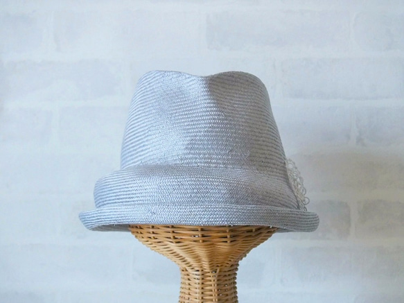 麦わら素材　シルバーグレーのコロンと丸いアシンメトリーな中折帽　 1枚目の画像