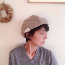 在樂趣和蓬鬆按鈕冬季時尚自然貝雷帽穿著米色 第4張的照片