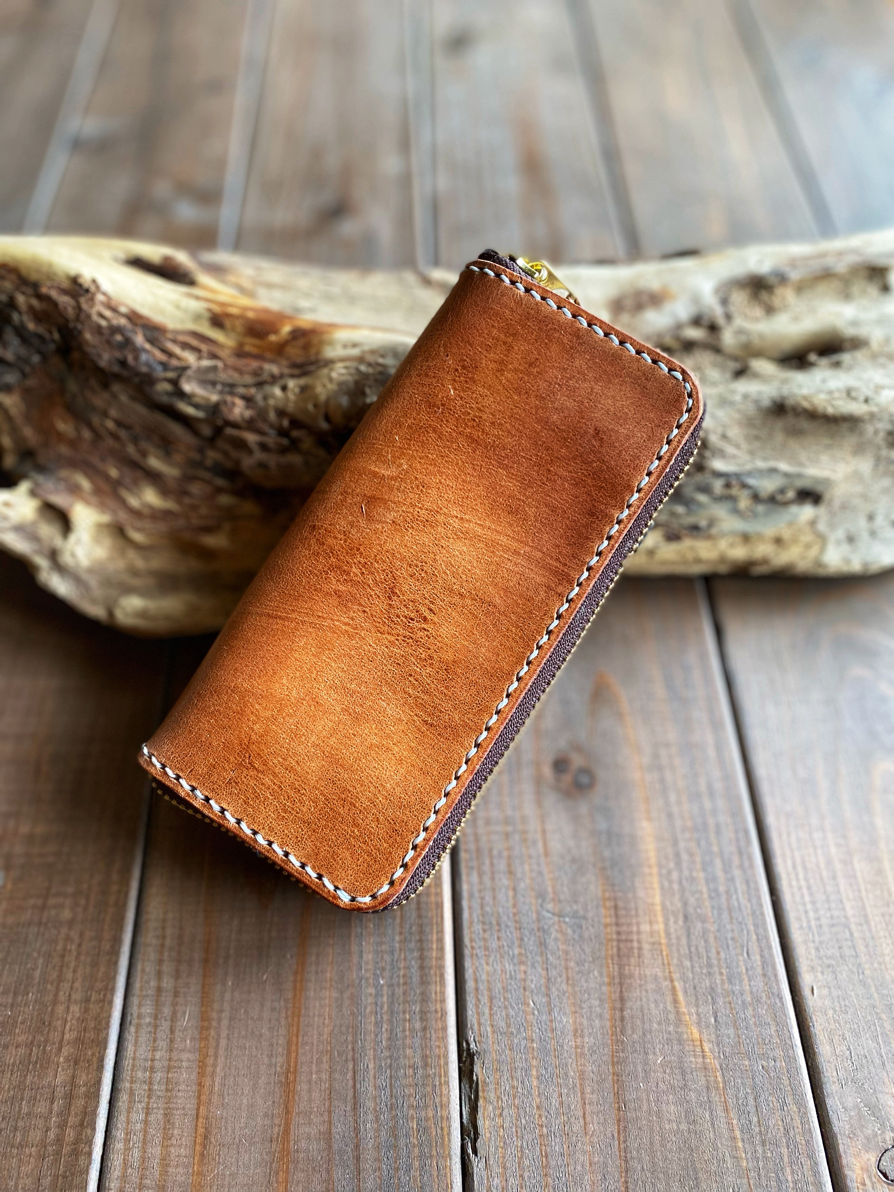 ハーマンオークレザーを使用したラウンドウォレットのような携帯ケース