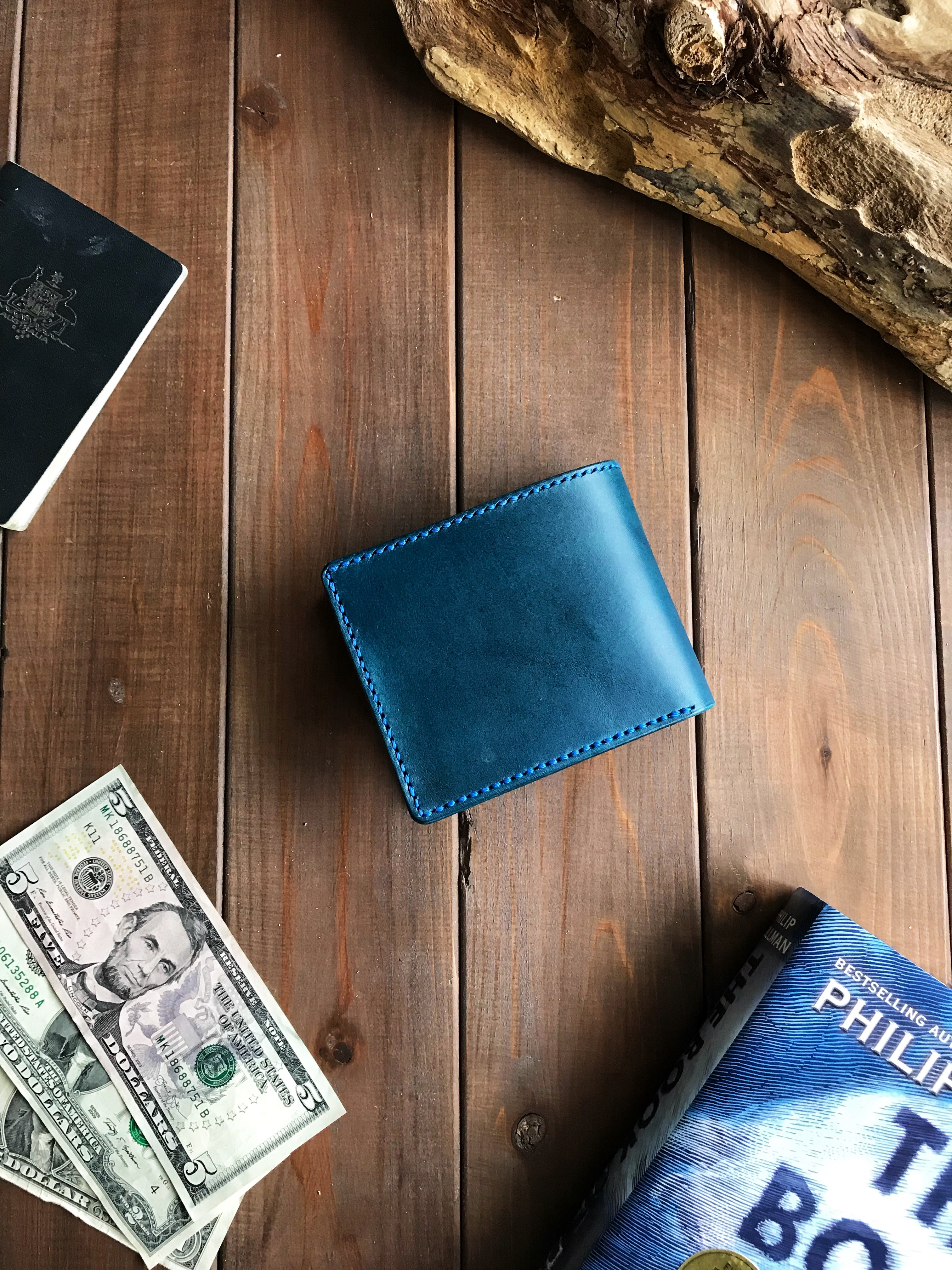 イタリアンレザーを使った青色の二つ折り財布