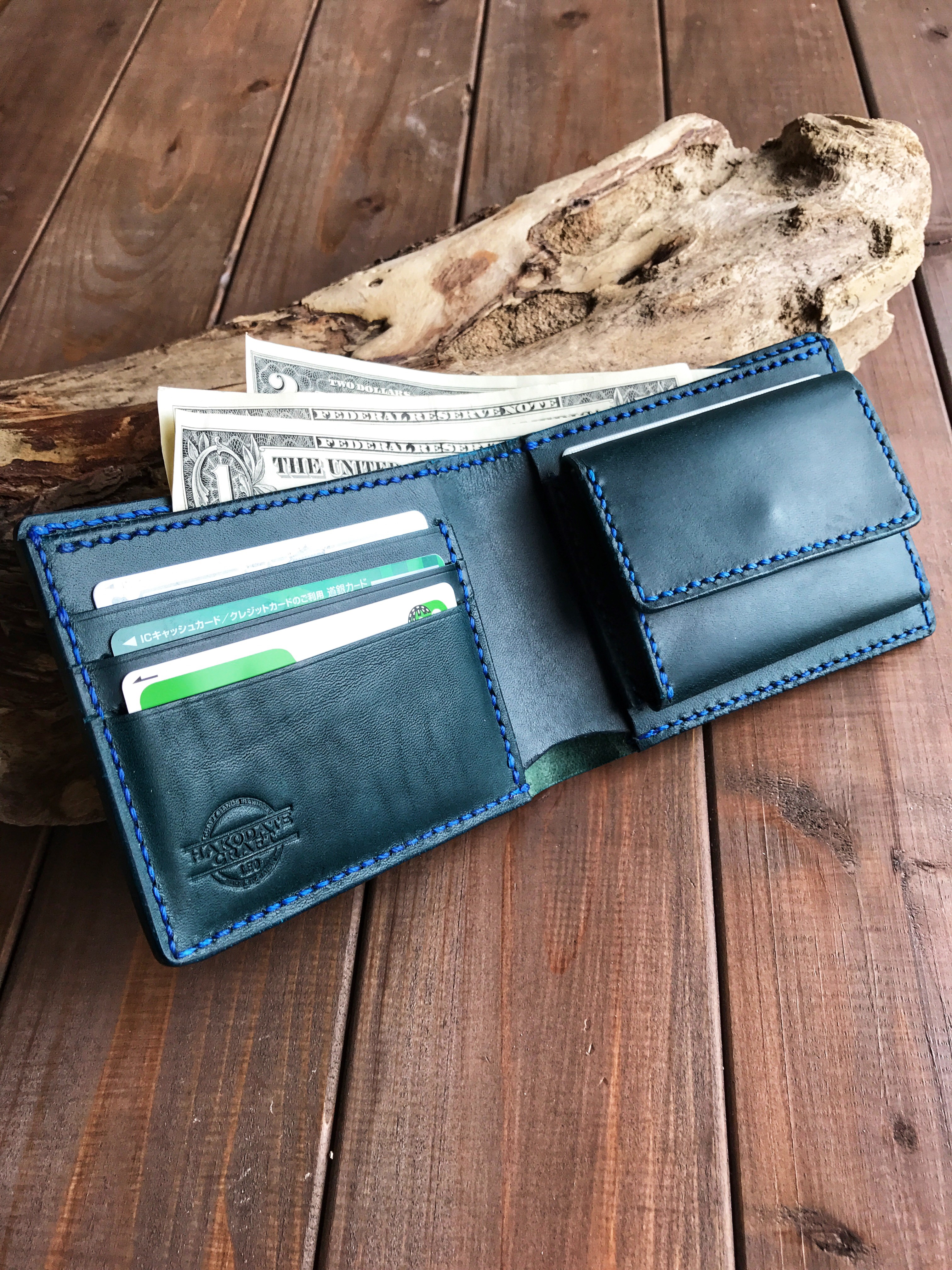 イタリアンレザーを使った青色の二つ折り財布