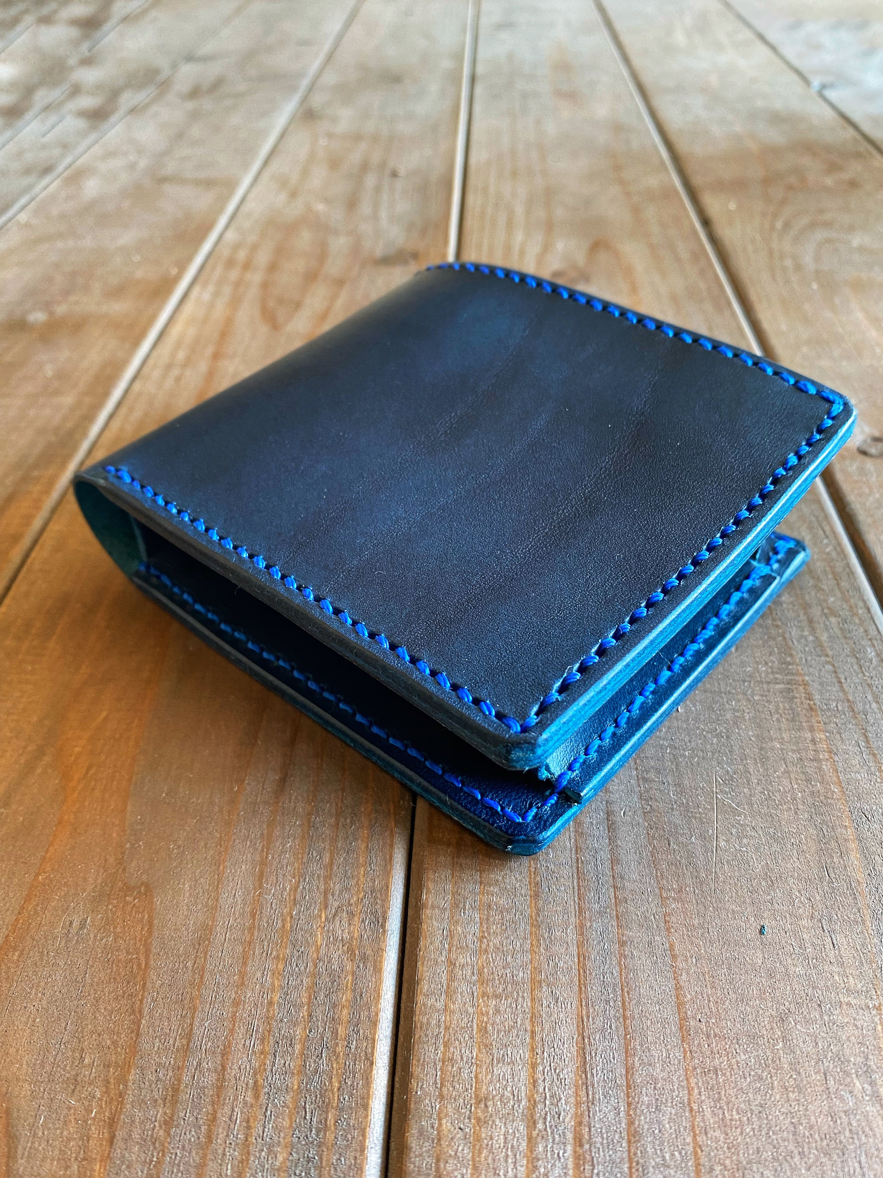 イタリアンレザーを使った青色の二つ折り財布