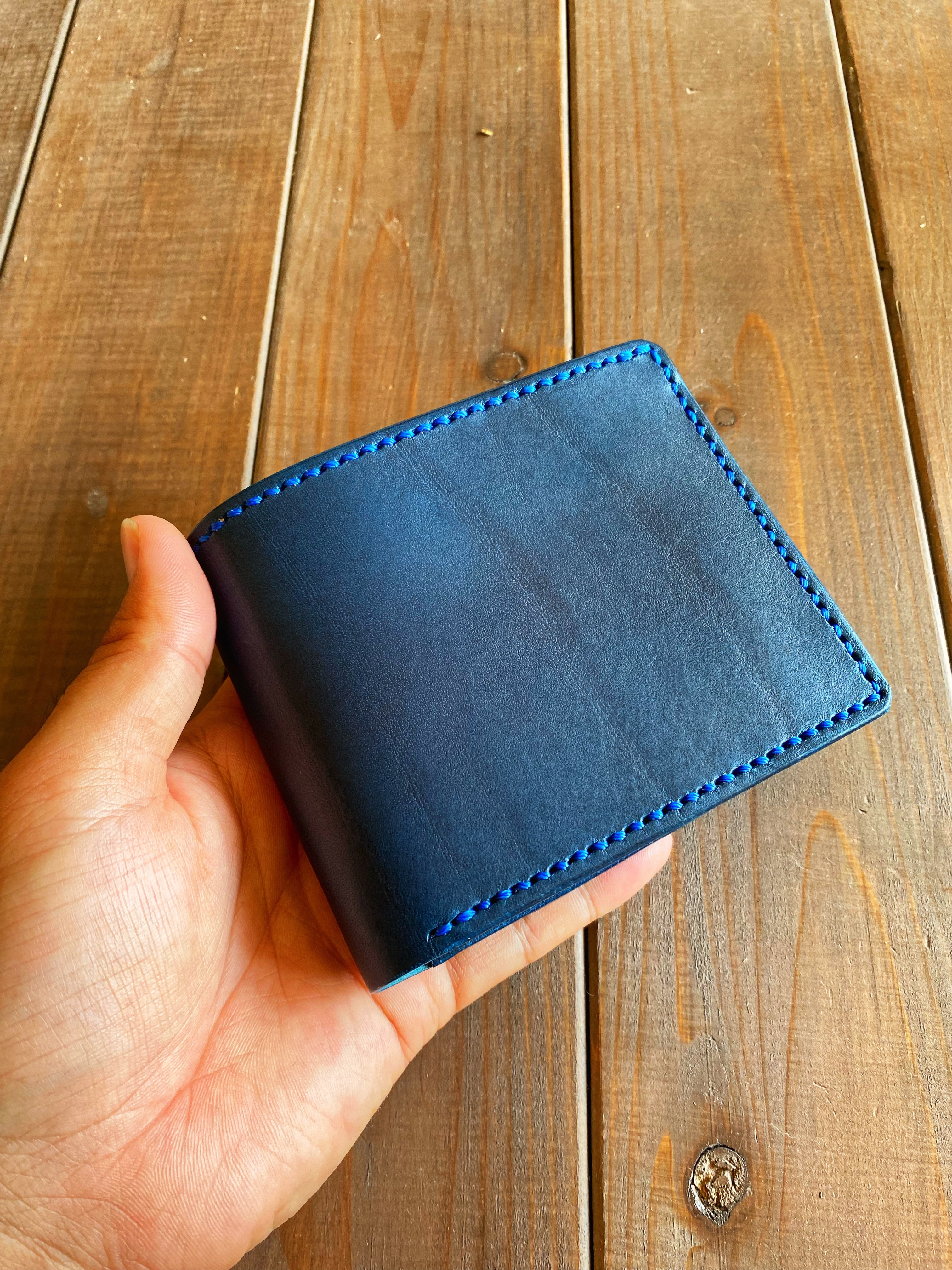 イタリアンレザーを使った青色の二つ折り財布