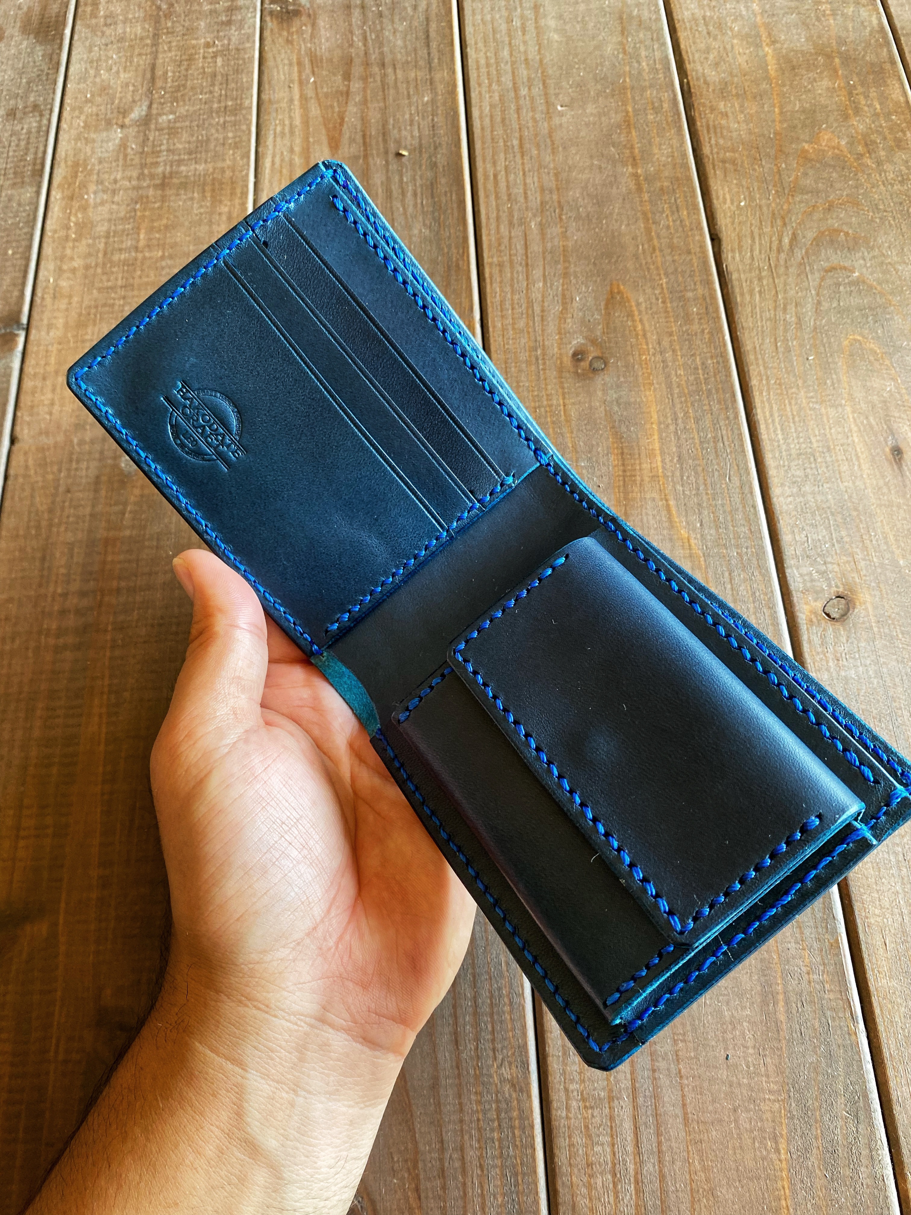 イタリアンレザーを使った青色の二つ折り財布