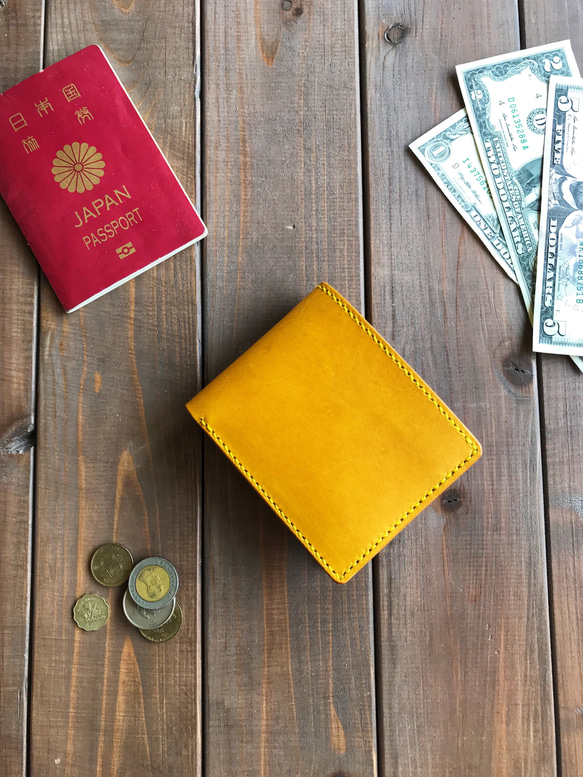イタリアンレザーを使用した手縫の真黄色な二つ折り財布 1枚目の画像