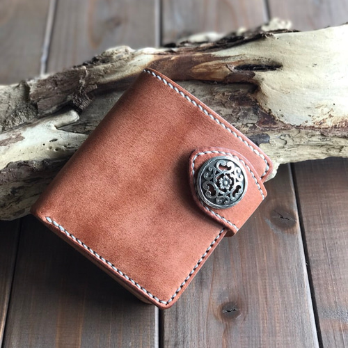 ハーマンオークレザーを使った二つ折り財布(コンチョ付き) 二つ折り  