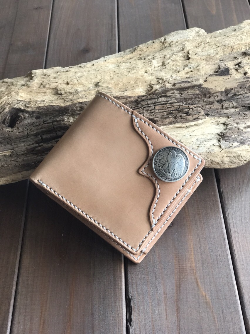 コンチョが装飾された二つ折り財布