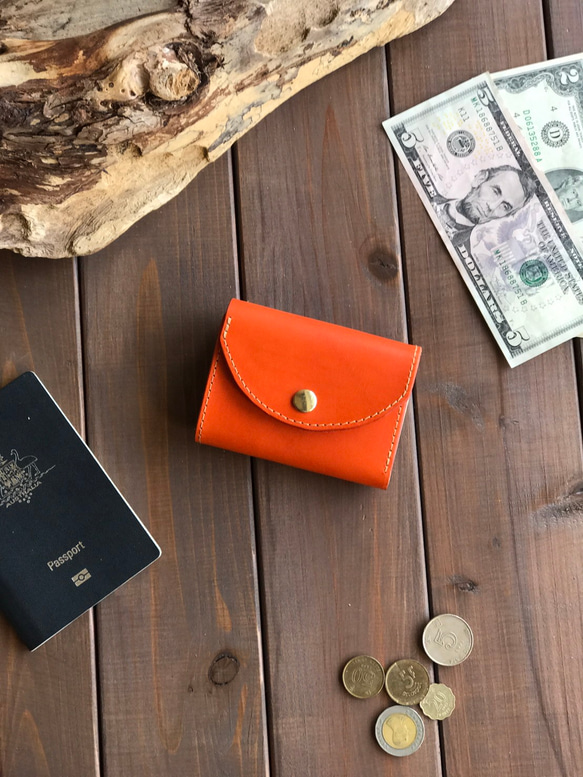 イタリアンレザーを使ったオレンジ色の三つ折り財布 1枚目の画像
