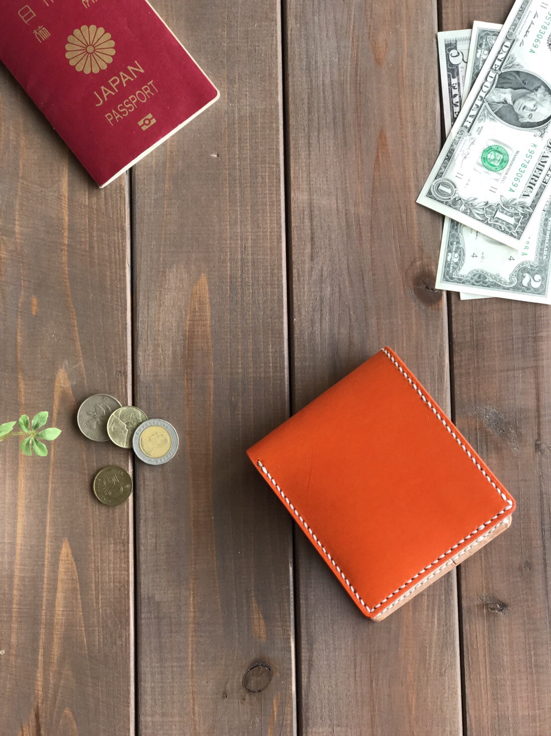 イタリアンレザーを使用したオレンジと無地の二つ折り財布