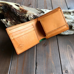 イタリアンレザーを使用した抹茶色とキャメル色の二つ折り財布 2枚目の画像