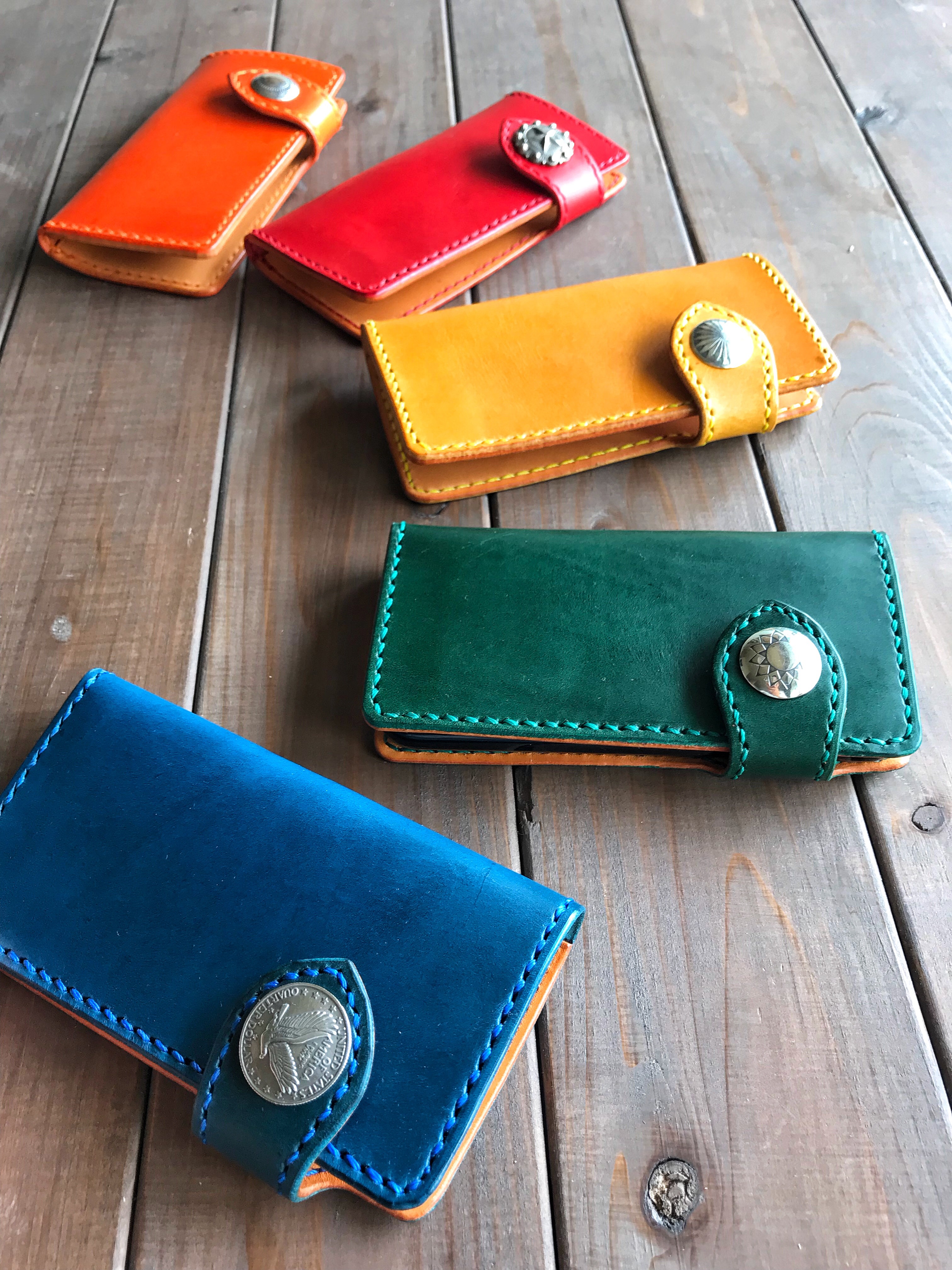 コンチョが付いた携帯カバー