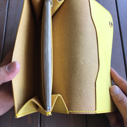 手染めによる温かみのある黄色の長財布 4枚目の画像