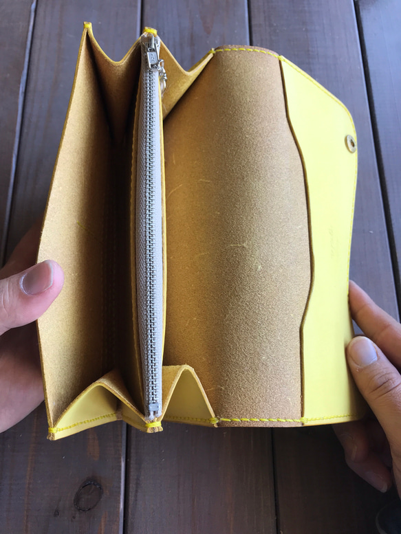 手染めによる温かみのある黄色の長財布 4枚目の画像