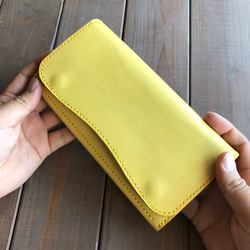 手染めによる温かみのある黄色の長財布 5枚目の画像
