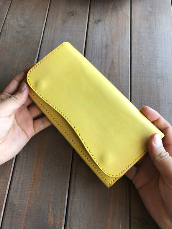 手染めによる温かみのある黄色の長財布 5枚目の画像